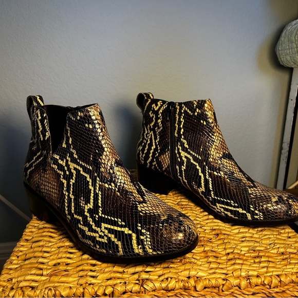 VIONIC Natural Snake Print Leather Clara Boa Ankle Booties 8.5 - Picture 4 of 9